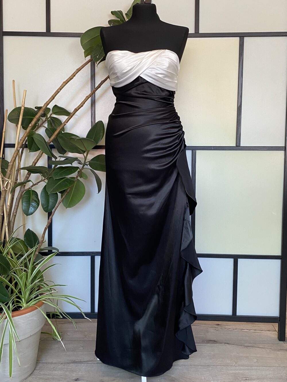 Czarna suknia z falbanką roz.S