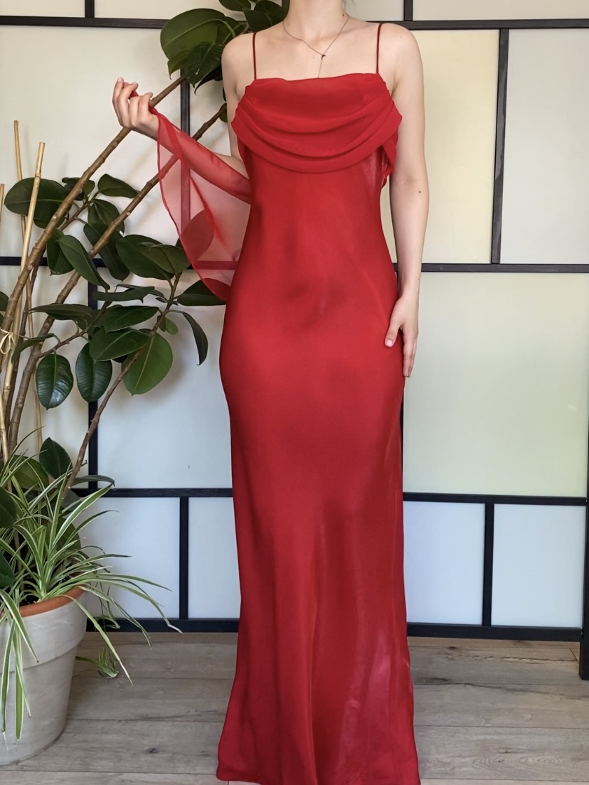 Czerowna suknia z krótkimi "skrzydełkami" roz.S