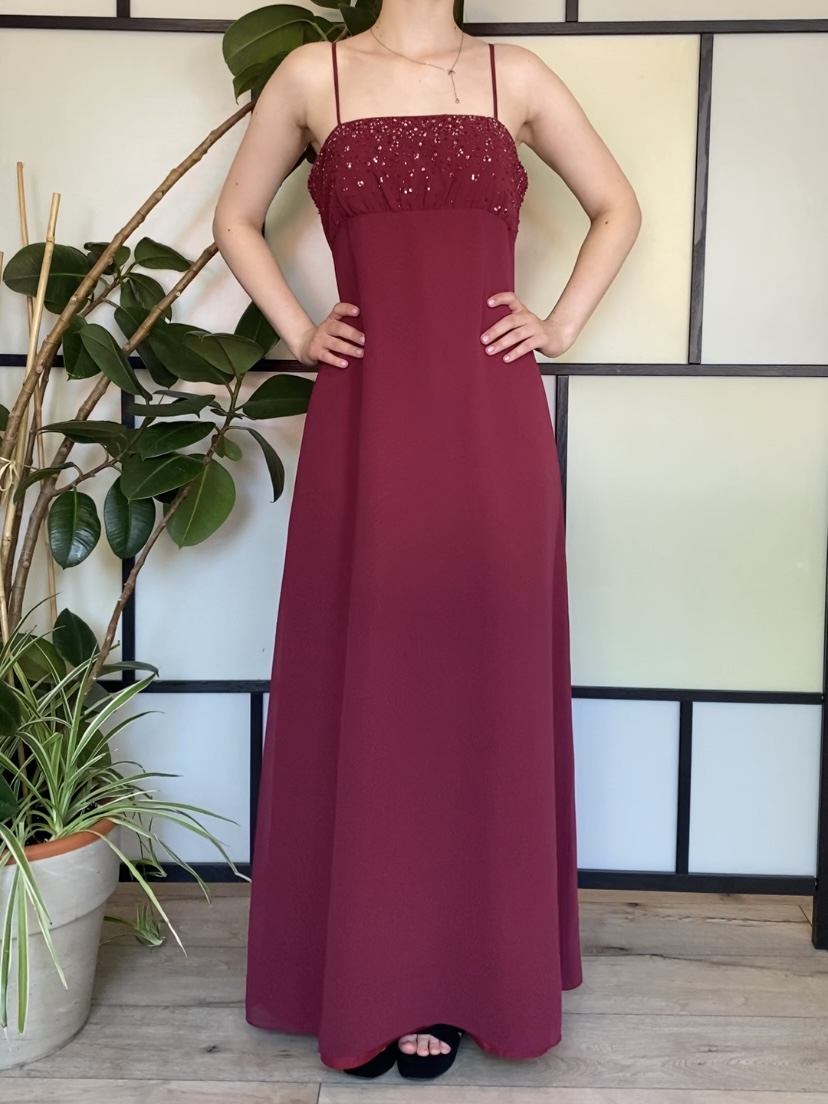 Czerwona suknia zdobiona koralikami roz.S