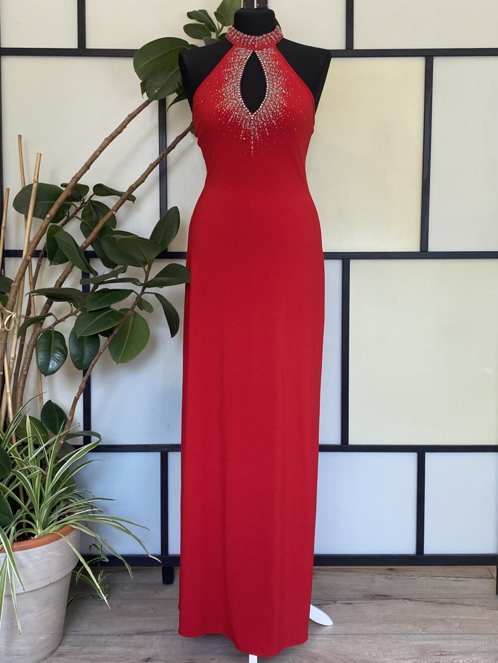 Czerwona obcisła suknia maxi.S