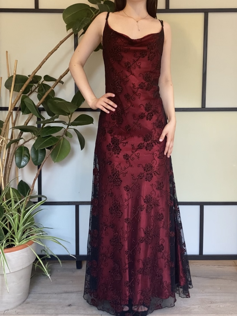 Czerwona suknia maxi w brokatowe kwiaty roz.M