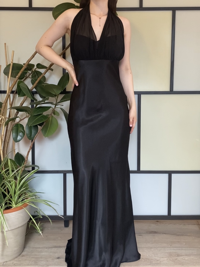 Czarna suknia maxi z falbanką roz. XS/S