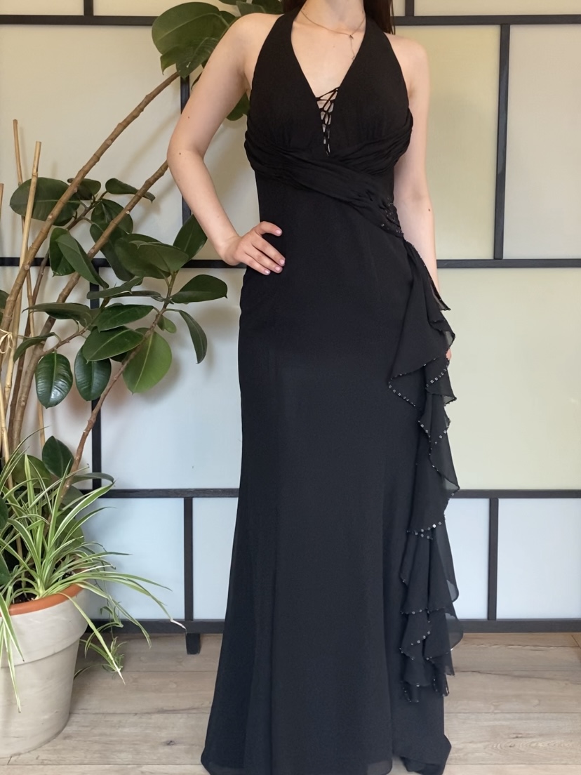 Czarna suknia z trenem zdobiona koralikami roz.S/XS