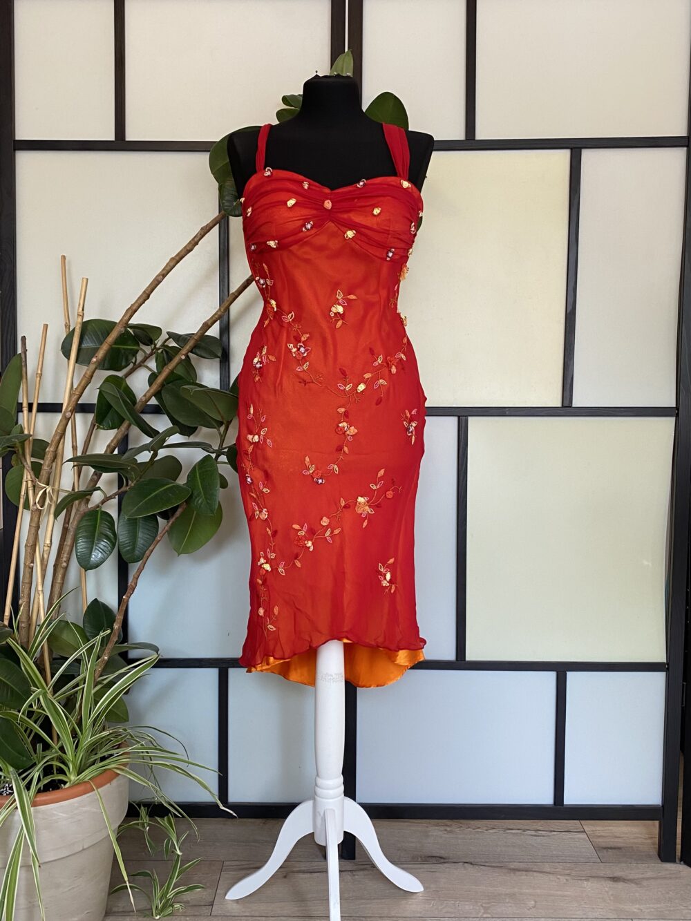 Pomarańczowa suknia midi zdobiona kwiatkami roz.s/M