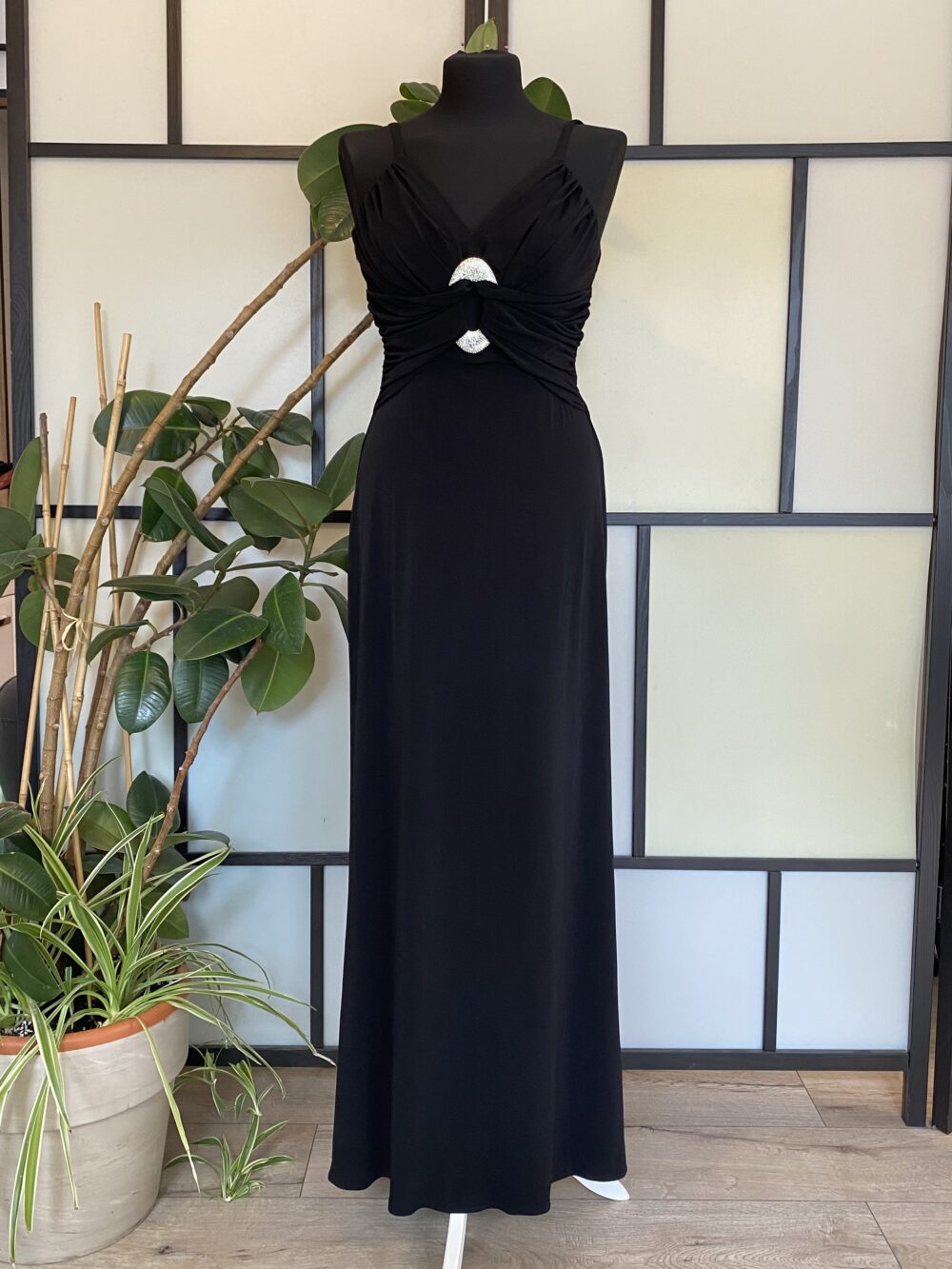 Czarna suknia maxi zdobiona klamrą roz.S