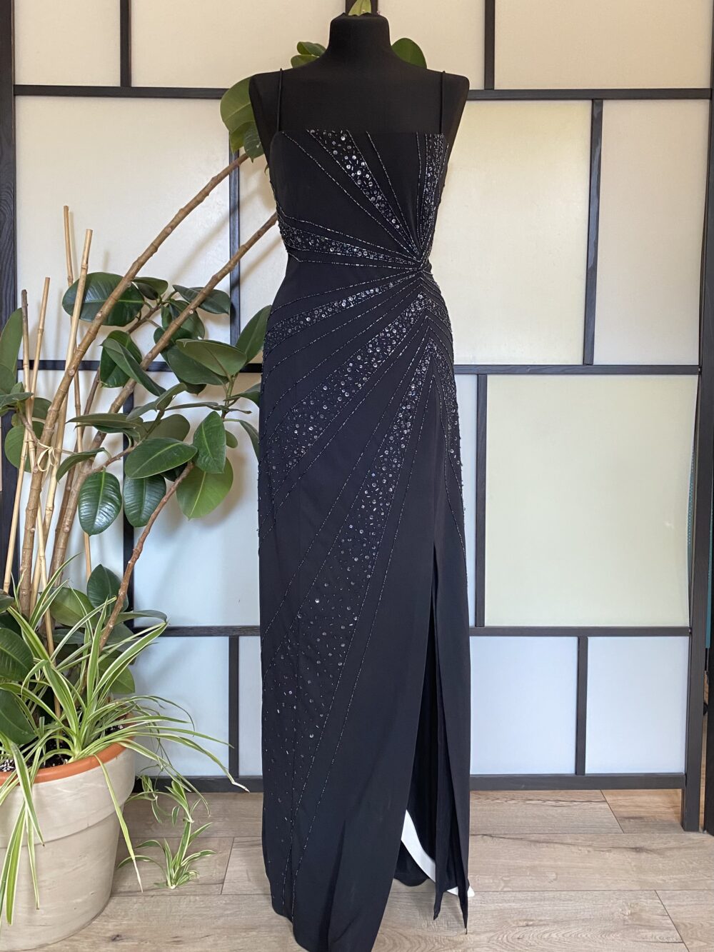 Czarna suknia zdobiona koralikami roz.M