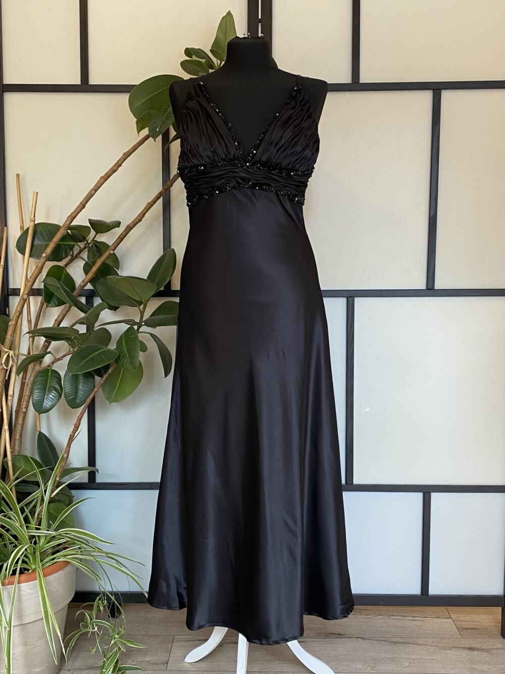 Czarna suknia zdobiona koralikami roz.M