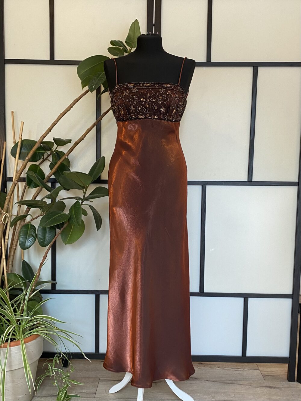 Brązowa błyszcząca suknia z szalem roz.S